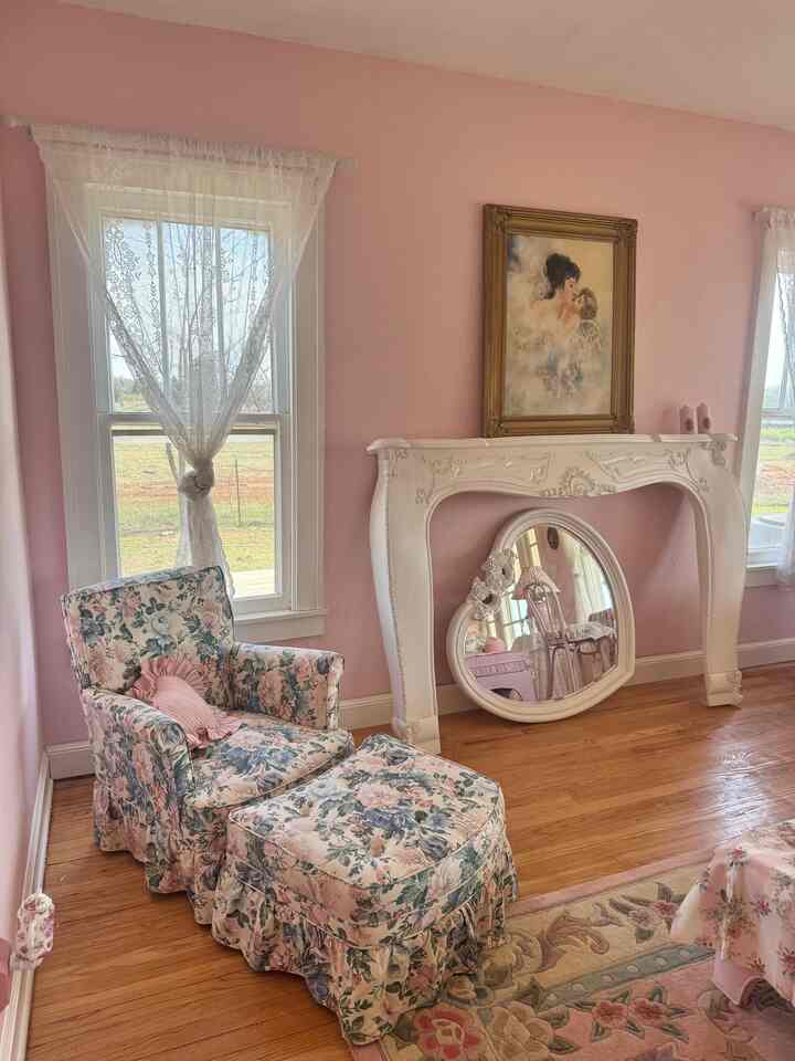 Really need to figure out where I’m going to hang my white heart mirror! I’m excited for this room to come together 💗 #pink #livingroom #shabbychic #floralpattern #chair #mirror ￼