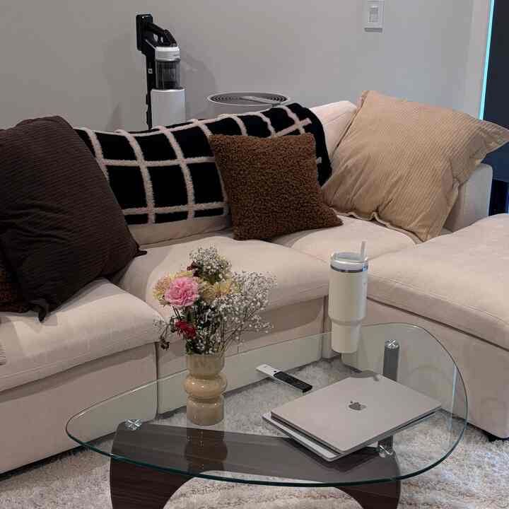 Warm brown tone filling up the living room space 🤎

#livingroominterior #homedecor #Midnightcentury #sozyhome #sofa #coffeetable 