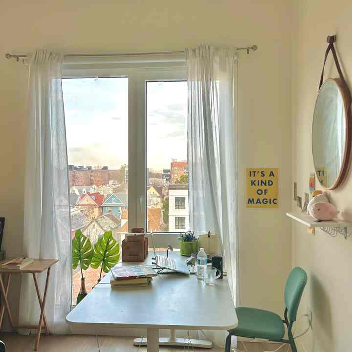 My home office in the heart of New York—where creativity meets chaos. It’s small, but it keeps me inspired and focused every single day.
#NYCHomeOffice #FreelanceLife #CreativeWorkspace #DeskInspo #WorkFromHomeStyle