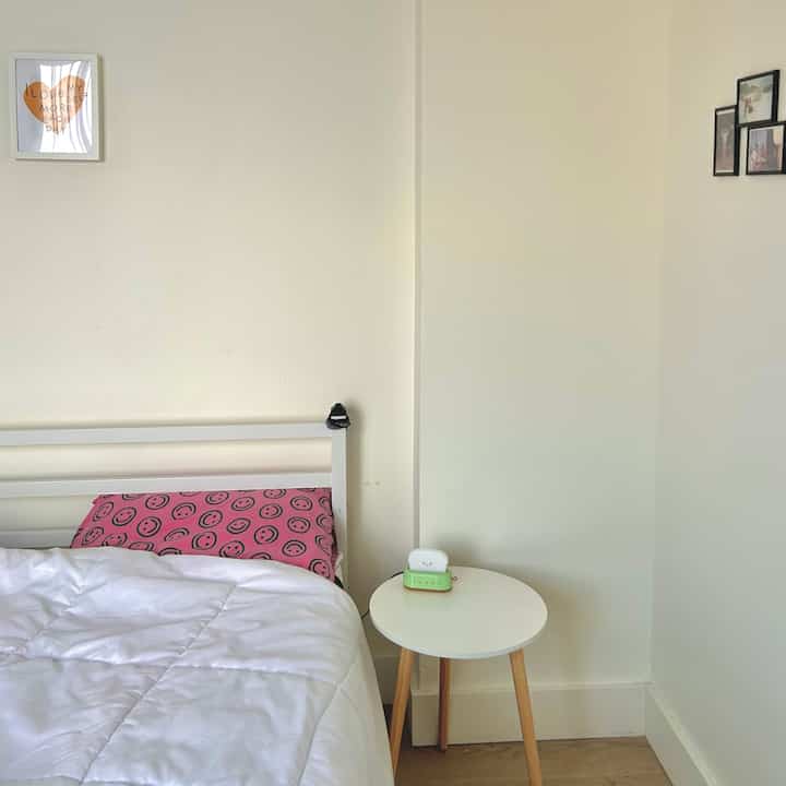 After a long day, this cozy corner helps me recharge. I kept it minimal but warm, with textures that make me feel at peace.
#MinimalistHome #CozyCorner 