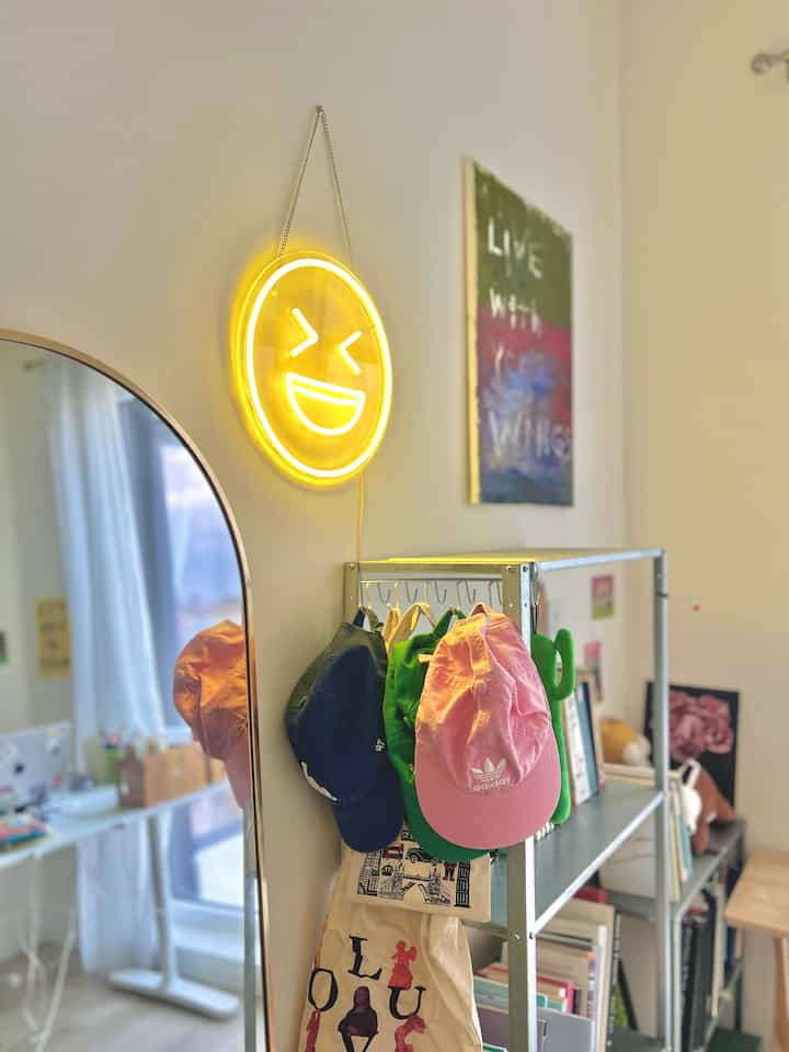 Finally added some personality to my room with cozy textures, rattan pieces, and warm lighting. It feels like a little bohemian escape in the middle of the city.

#BohoVibes #BohemianHome #WarmLighting #TexturedDecor #ApartmentStyle