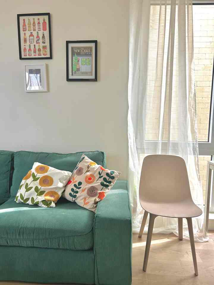 Soft sunlight, natural materials, and simple shapes—this space helps me slow down and breathe. It feels like a little getaway in the middle of the city.
#NaturalInterior #CalmVibes #WoodAndWhite #SlowLiving 