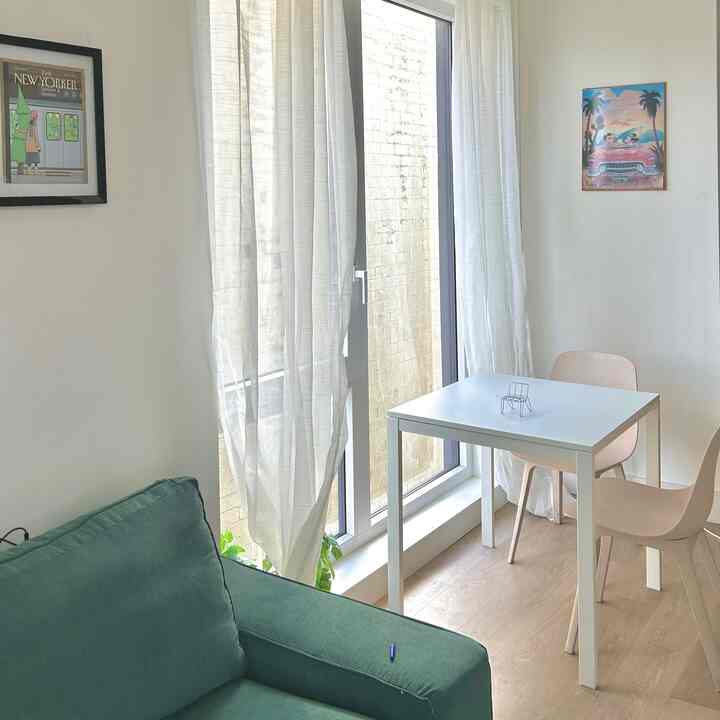 Garis-garis bersih, warna lembut, dan hanya hal-hal penting. Dapur sederhana ini membuat pikiran saya jernih dan pagi hari terasa damai.
#DapurSederhana #MinimalKitchen #CleanDesign #KitchenInspo #EverydaySimplicity