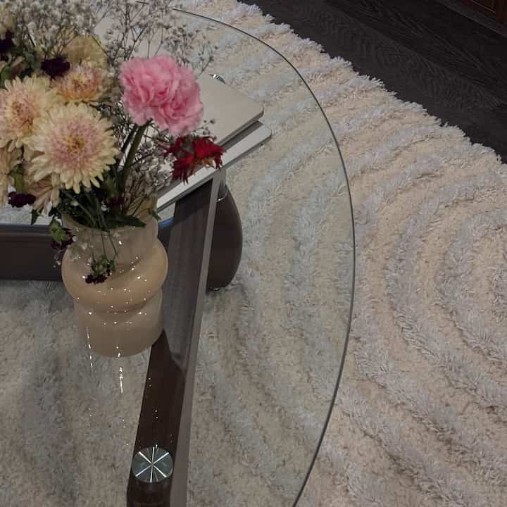 Minimal lines, maximum comfort ✨

#livingroominterior #livingroom #sozyhome #midcenturymodern #vase #arearug #coffeetable