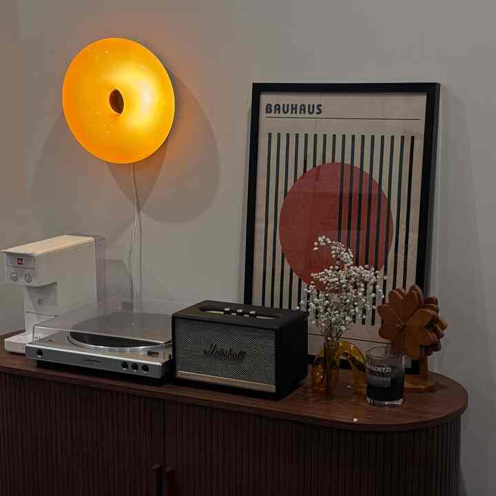 retro elegance meets modern coziness🧡

#diningroom #buffetcabinet #walnutinterior #midcenturymodern #coffeemachine #marshallspeaker