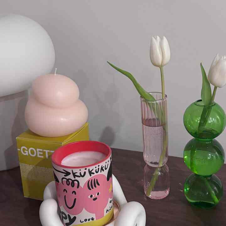 small spaces deserve big style 🌷🕯️✨

#livingroominterior #livingroom #vase #flowerinterior #candle #ikea #ikealamp #sozyhome #cozy #homedecor #midcenturymodern