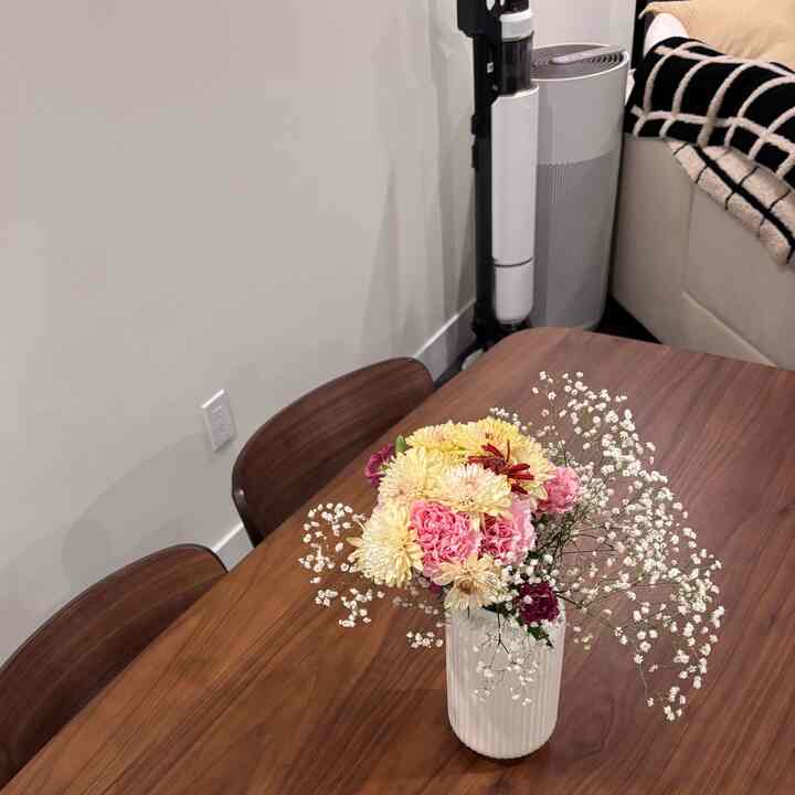 Hint of spring in the dining room 🌸

#diningtable #diningtableinterior #homedecor #midcenturymodern #sozyhome #walnutinterior 