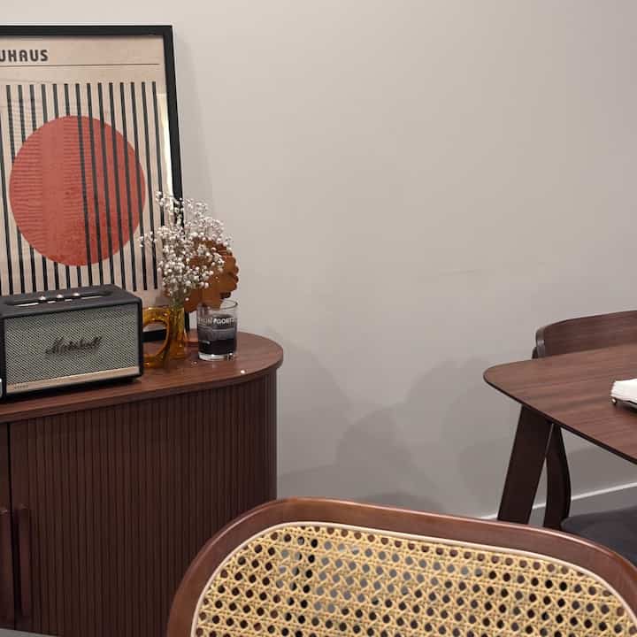 Perfect for music and wine in this corner🎶🍷


#homedecor #diningtable #diningroom #marshallspeaker #midcenturymodern #walnutinterior #sozyhome