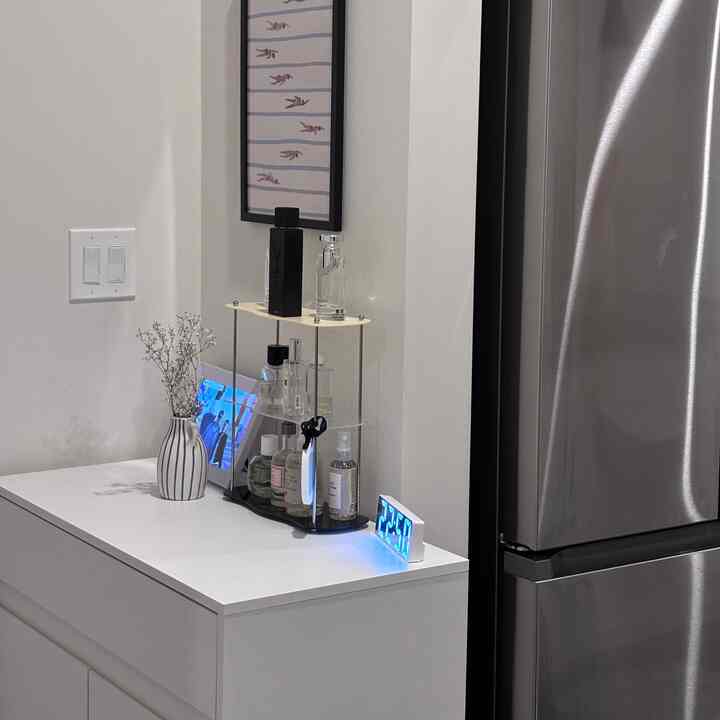 Florals and scent to brighten up the entrance 💐

#entranceinterior #perfume #homedecor #digitalclock #cabinet #sozyhome #modernkitchen #modernkitchen