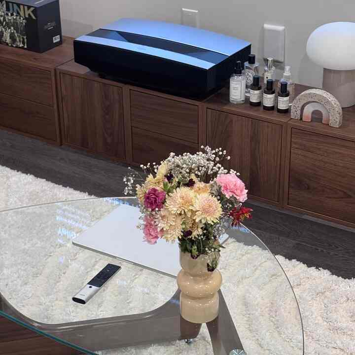 chic, cozy and full of character ✨

#livingroom #livingroominterior #homedecor #coffeetable #cozy #sozyhome #vase #ikea #ikealamp