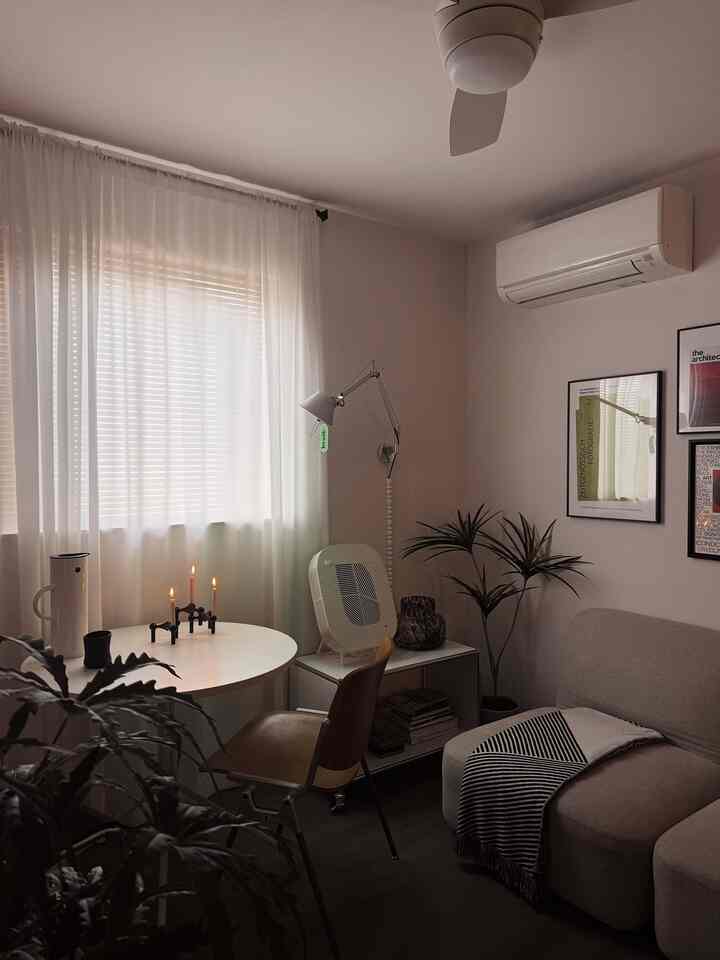 🤎

#ruangtamu #livingroominterior #livingroomdecoration #roundtable #chair #vintagechair #poster #posterframe #lamp #lighting #lightinginterior #moodlight #blanket #sofa #couch #smalllivingroom #plant #Planterrier #plantinterior #candleholder #jug #airpurifier