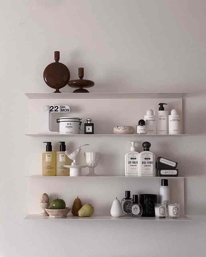 Rak parfum saya.

#rak #shelfinterior #shelfdecoration #shelfie #fragrance #perfume #homefragrance #ikea #ikeashelf #candle #interiorprops #bodywash #bodyoil #calender #ceramiccup #gobletcup
