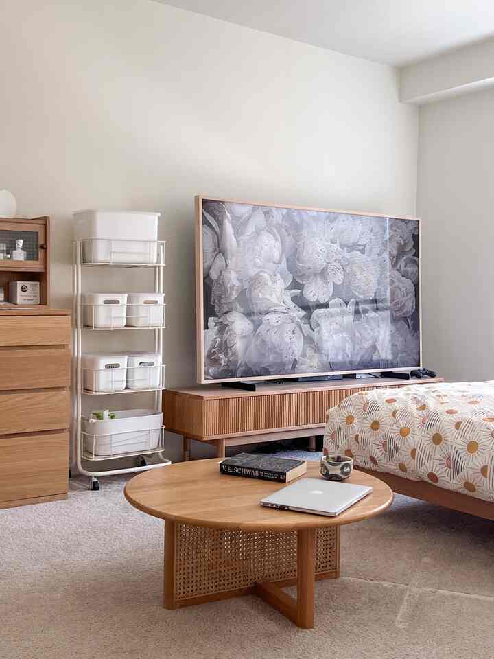 One of my cheat codes for switching up seasonal vibes is changing the artwork on The Frame! Since it’s spring, I went with a floral pattern.

#theframe #samsung #woodenfurniture #WoodInterior #bedding #beddingset #duvetcover #duvetset 