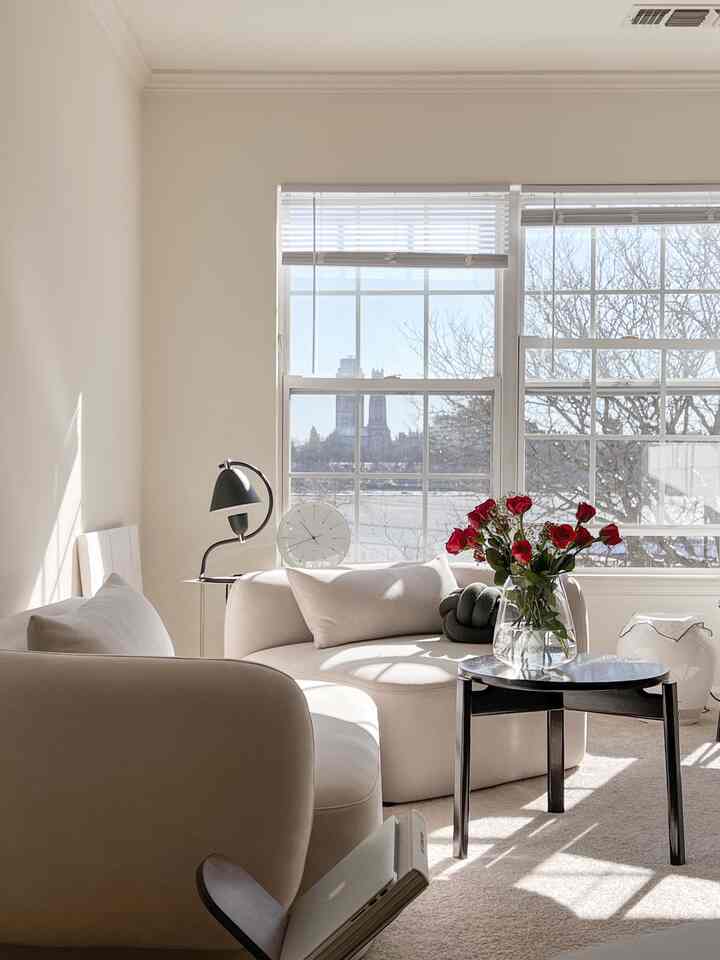 Sharing a before-and-after of my living room as an excuse to revisit my Christmas setup! ✨
The living room is always the first to transition into spring—gotta pack away those holiday decorations!

#livingroominterior #livingroom #moderninterior #modularfurniture #beigeinterior #beige #beigetone #christmastree #christmasdecoration 