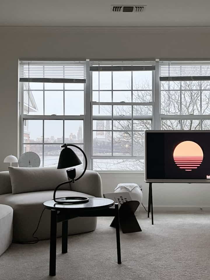 I'm always a little sad to take down the Christmas tree after winter, but seeing the living room look fresh and clean makes me feel ready for a new season!

#livingroominterior #blackandwhite #blackinterior #beigeinterior #christmastree #christmasdeco