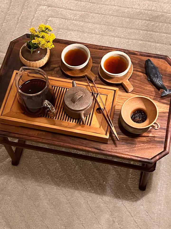 Set tea with me 🍵 Brewing tea is a nightly routine of mine and tonight, I am enjoying some rice scented pu-erh tea!
#tea #teatable #teacup #teatime #teacoaster #teaceremony #nightroutine #livingroom #livingroomtable #sidetable #smalltable