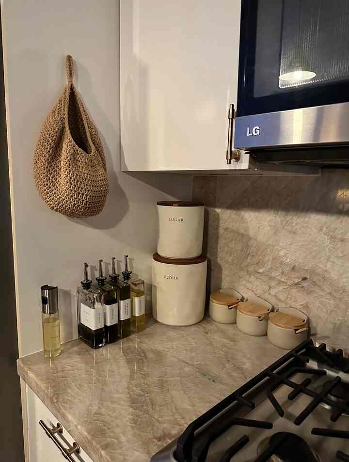 Some late night kitchen organization 👩‍🍳 #homedecor #japandi #stone #tajmahalquartzite #organization 