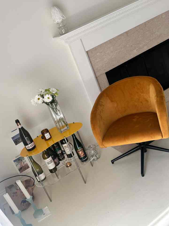 Velvet sofa 💛 

#sofa #sidetable #glassvas 
#livingroominterior #colorpoint