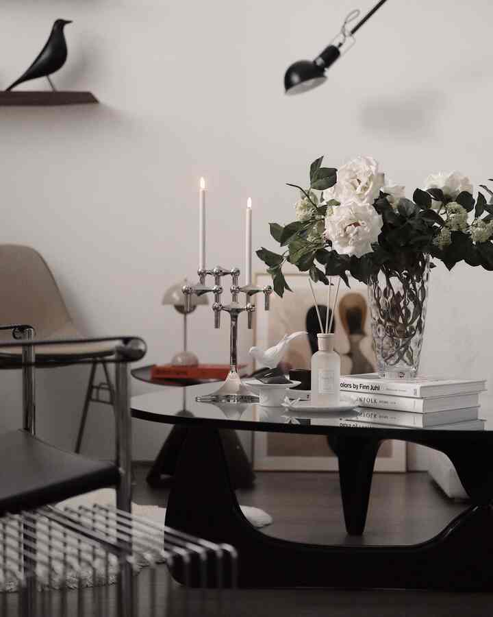 Penataan meja kopi 🖤

#interiorruangtamu #livingroom #livingroomdecoration #coffeetable #flower #flowerinterior #candleholder #lamp #lighting #lightinginterior #coffeetabledecor #interiorprops #homestyling #homedecor