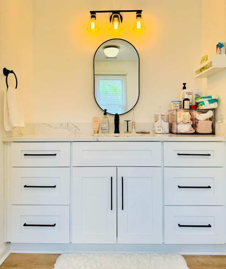 Modern simplicity with a cozy touch! Love this space! 💖

#bathroom #bathroominterior #bathroomcabinet #bathroommirror #bathroommat #bathroominterior #bathroomdecoration #bathroomdesign #interior #homedecor #cozy #cozyinterior #cozyhome 