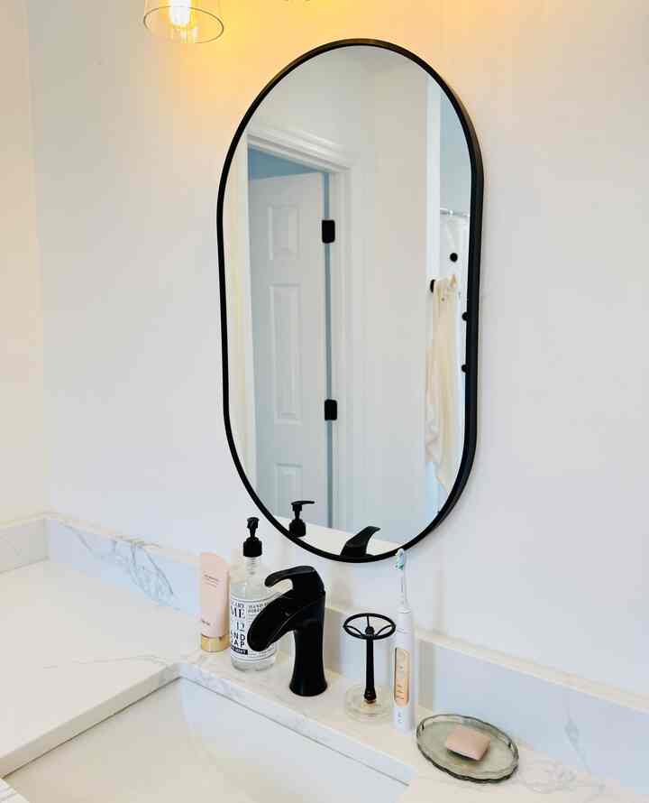 Simple, modern, and the perfect finishing touch! This mirror was made for our space. 🪞🤍🖤

#mirror #mirrorinterior #bathroom #bathroomremodeling #bathroommirror #bathroominterior #cozy #cozyhome #cozyinterior 