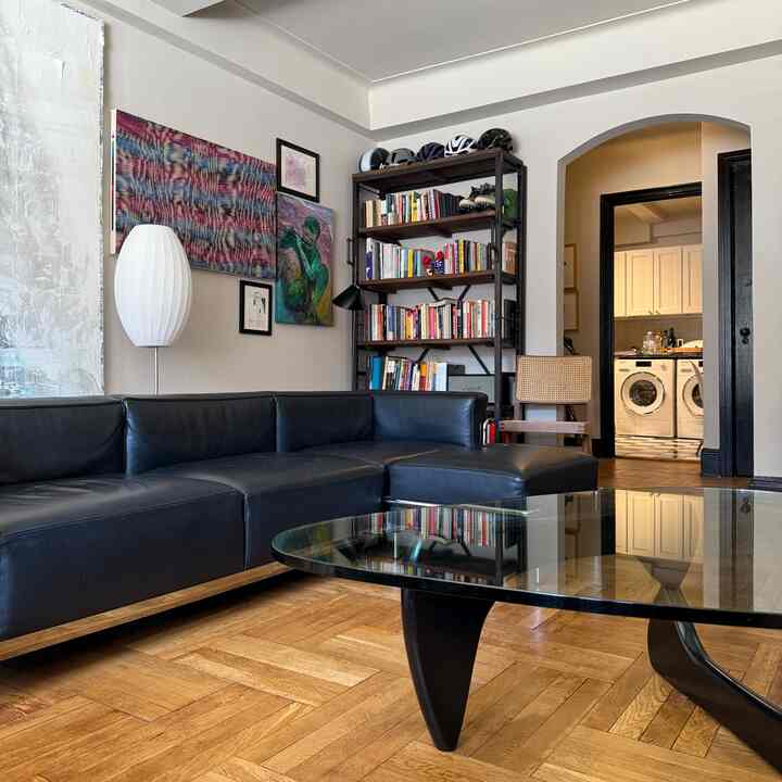 CLEAN 🖤 

Glass table is a great addition for any space. Maintenance is not… 🤫 

#glasstable #noguchi #livingroominterior #livingroomtable 