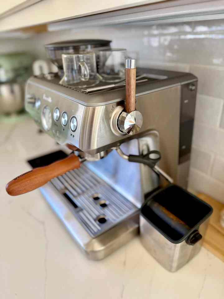 I decided to brew my espresso with a bottomless portafilter, so I added a wooden-handled portafilter and the steam lever! It’s such a small but adorable addition to my Breville!
#kitchen #coffee #espresso #homecafe #Breville870 #Breville 