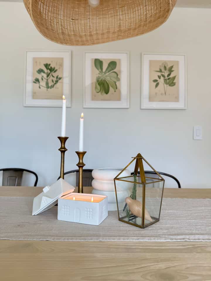 Setelah memasak dan mencuci piring, saya selalu menyelesaikan dapur saya dengan lilin balsam dan cedar.🌲 
#dining #wood #woodtable #wooddiningtable #scent #balsam #candle