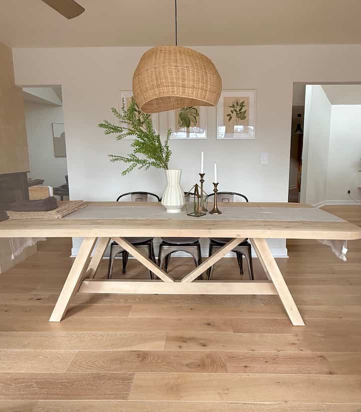 Before / After
I’ve cleaned out the holiday decorations and added fresh greenery stems in a clean white vase.
#diningtable #dining #table #wood #woodtable #spring 
