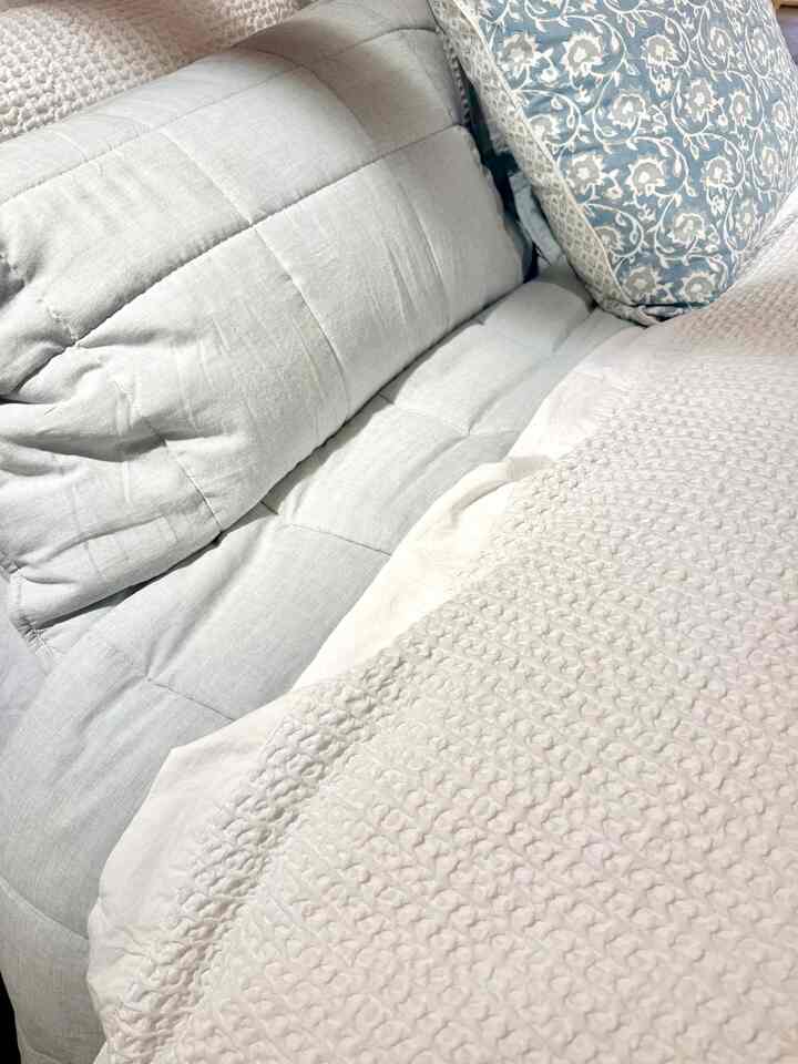 Sebelum / Sesudah
Saya beralih ke palet warna biru tua untuk tempat tidur saya musim baru ini! Sangat menyegarkan!
#tempat tidur #bedroom #bedding #spring #blue #color