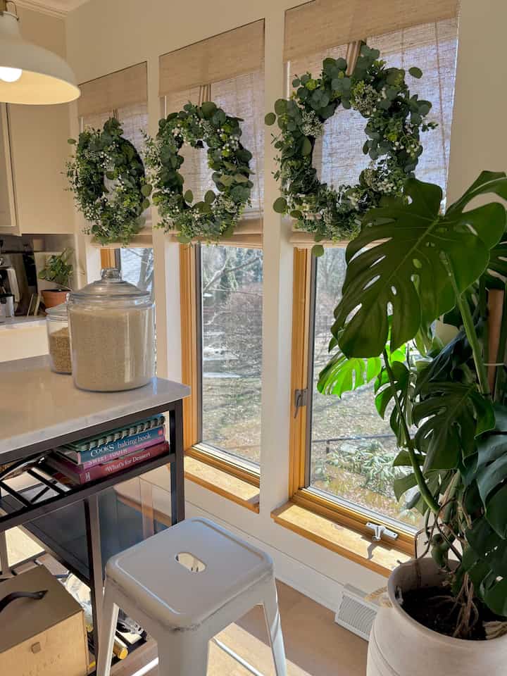 Sebelum / Sesudah
Saya memiliki karangan bunga daun salam segar yang menghiasi jendela dapur saya, tetapi sekarang saya telah beralih ke karangan bunga kayu putih untuk musim semi! 
#dapur #window #wreath #spring #eucalyptus