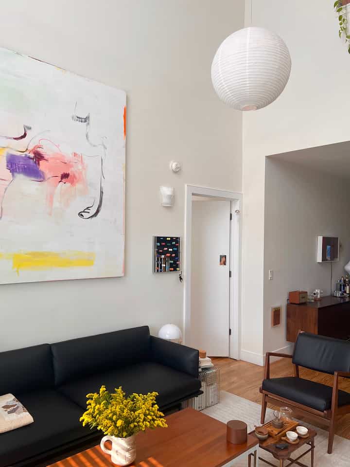 Spring is the season to let go, start fresh, and let your space bloom with new energy 🌼
#livingroominterior #livingroom #livingroomtable #livingroomlighting #livingroomsofa #livingroomstyling #sofa #lamp #loungechair #spring 