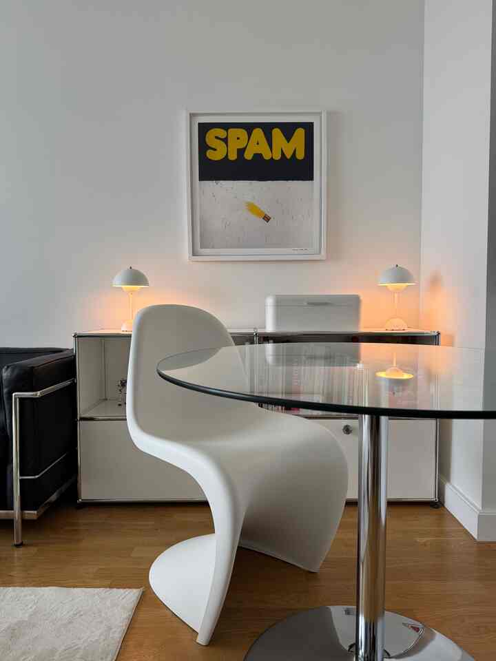 Sudut yang tenang di mana minimalis bertemu dengan karakter. Kami menata ruang ini dengan garis-garis yang bersih, keseimbangan yang menyenangkan, dan sedikit sentuhan humor. Kursi Panton putih dan meja kaca bundar menghadirkan kelembutan pada ketajaman ruang — yang didasari oleh pencahayaan yang hangat dan aksen grafis yang berani.

#minimalinterior #modernfurniture #interiordecor #designinspo #homeaesthetic #whiteinterior #cleanlines #readingcorner #glassfurniture #pantonchair #contemporarydesign #modernhome #interiorphotography #spaceswithstyle #homeinspo