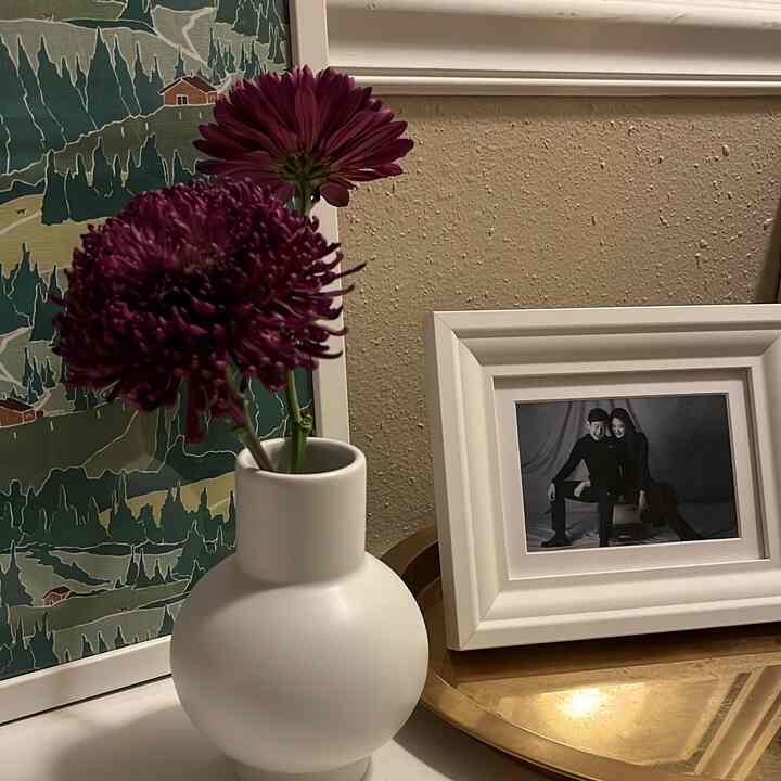 The white vase complements any flower beautifully and fits well in any location. 🤍

#flowerinterior #vase #vaseinterior 