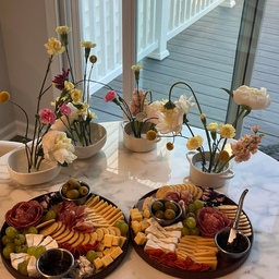 #lecruset #party #charcuterie 
How to decorate your table with flowers