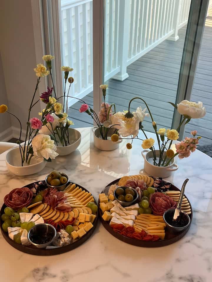 #lecruset #party #charcuterie 
How to decorate your table with flowers