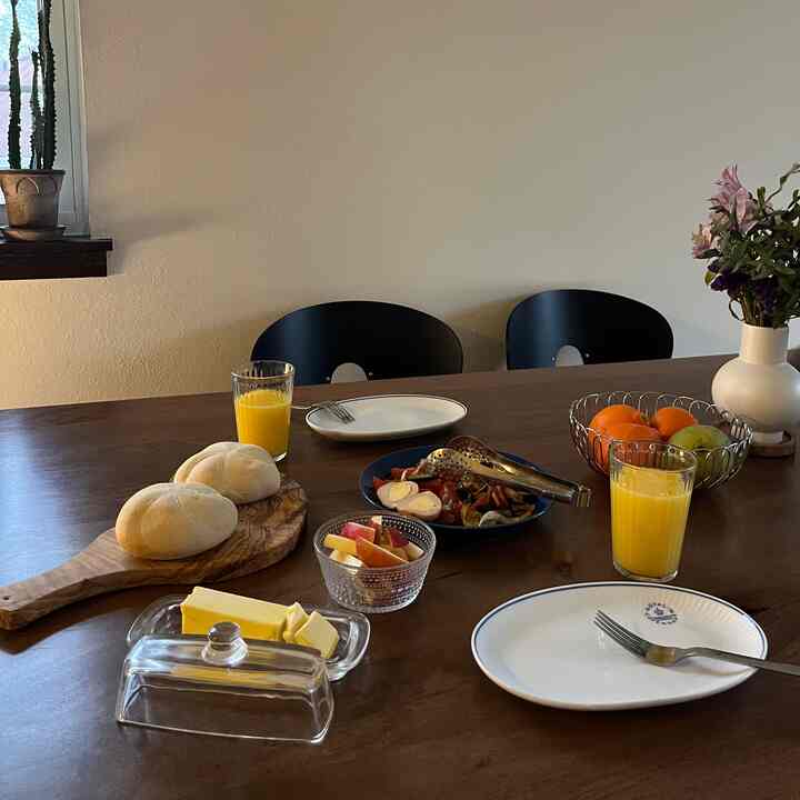 Morning vibe. ⛅️🩵

#tablesetting #basket #diningtable 