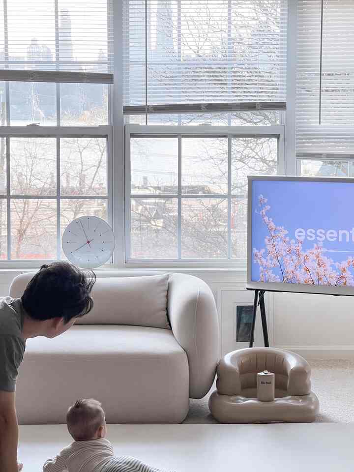 Is there a faster way to switch to spring vibes? Using the TV is effortlessly effective! (With my lovely husband and baby🩷🌸)

#livingroominterior #livingroom #modularsofa #modularfurniture #beigeinterior #whiteinterior 