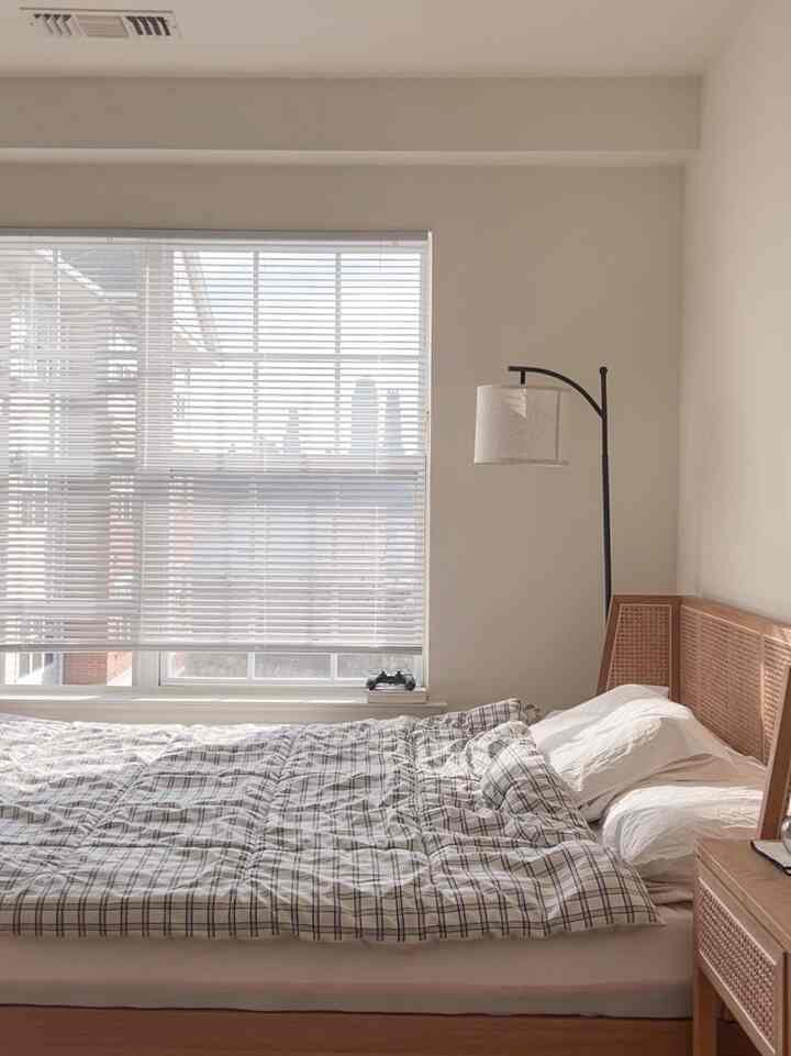 Changing my duvet cover for the second time—because spring! Bold patterns definitely bring more life than neutral tones this season.

#Duvetrecommendation #duvetcover #duvetset #bedroom #bedroominterior #bedding #WoodInterior #woodenfurniture #wood