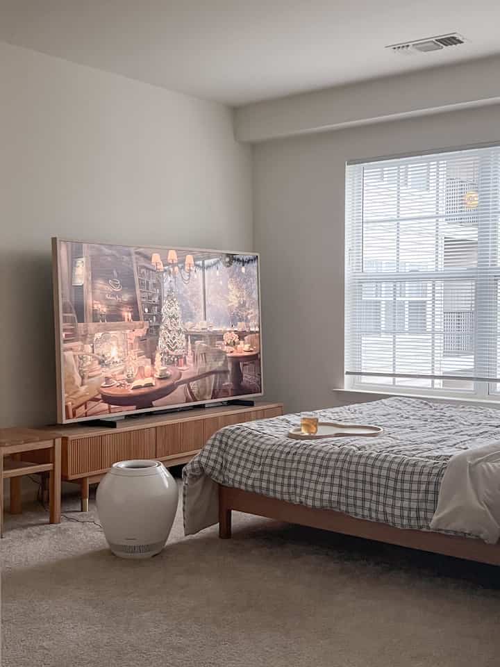 Switched to checkered bedding! While white bedding gave a warm feel, the checkered pattern feels more lively and fun!

#duvetcover #duvetset #bedding #bedroom #bedroominterior #woodenfurniture #WoodInterior #cozy