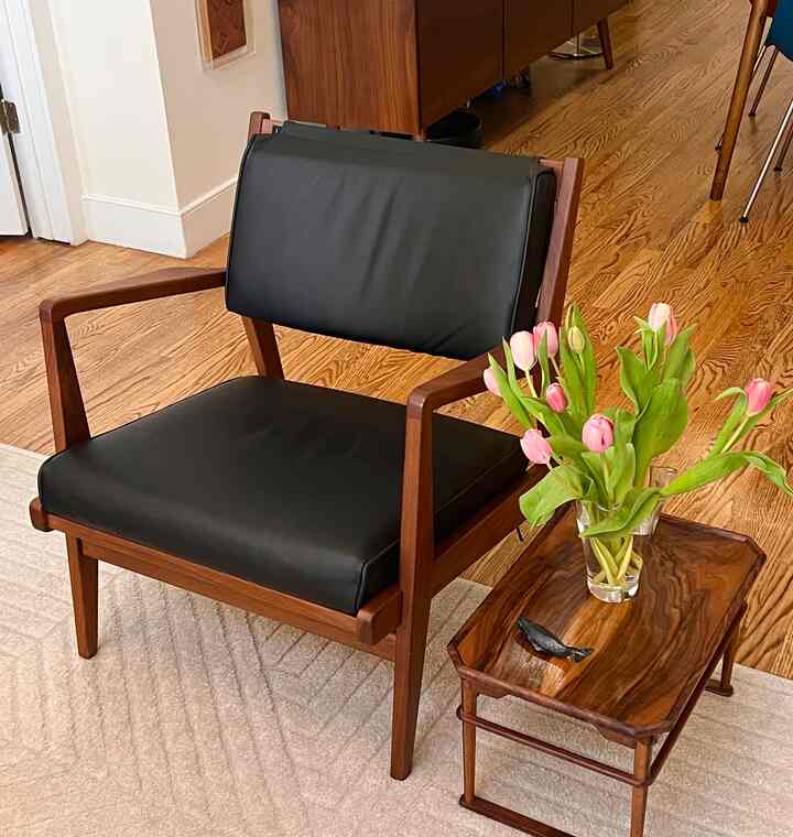 Spring refresh sidetable edition! Honestly the most low effort but high impact refresh is to get some flowers! I opted for a bouquet of pink tulips to bring elements of spring/new life to my lounging area 💐🌷

Swipe for before/after!

#sidetable #loungechair #tulips #readingspace #coffeetable #spring #springrefresh
