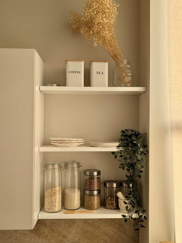 Warna netral yang hangat, tekstur alami, dan estetika yang nyaman—rak terbuka ini adalah perpaduan sempurna antara minimalis dan fungsionalitas. ☕✨ Percantik dapur Anda dengan solusi penyimpanan yang sederhana namun elegan!

#NeutralHome #MinimalistAesthetic #KitchenGoals #ShelfStyling #CozyVibes #WabiSabi #OrganizedHome #ScandinavianDesign #ModernFarmhouse #PantryGoals #WarmMinimalism #HomeInspo #KitchenDecor #EarthyTones #NaturalElements #SlowLiving