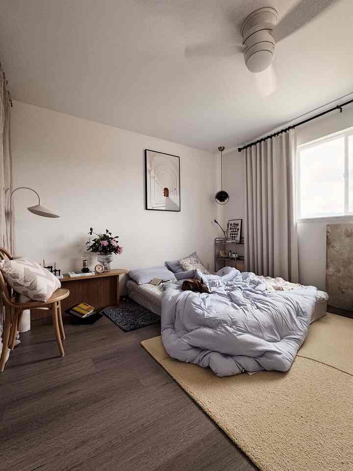 I’m changing up my bedroom with a spring vibe💙


#bedroom #bedroominterior #bedroomdecor #springinterior #springdecor #bedding #vase #flower #flowerinterior #posterframe #rug #cushion #blanket #diffuser #lamp #lighting 