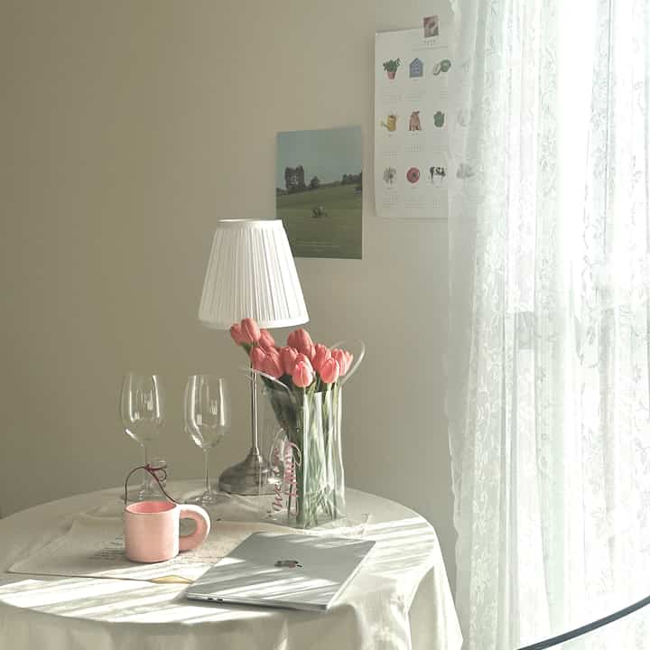 A cozy space full of sunshine 💛

#ikea #ikealamp #tablelamp #wine #wineglass #homeoffice #homedecor #curtainstyling #homestagram #coffeecup #roundtable #HomeCafe 