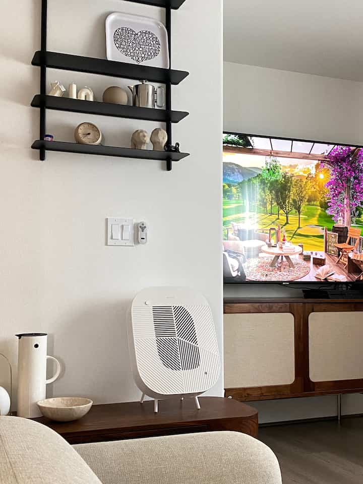 Just one playlist fills the air with a spring vibe! 

#livingroom #livingroominterior #livingroomdecoration #console  #airpurifier #jug #shelf #shelfinterior #shelfdecor #tray #vase #Figure #clock #couch #sofa #sideboard