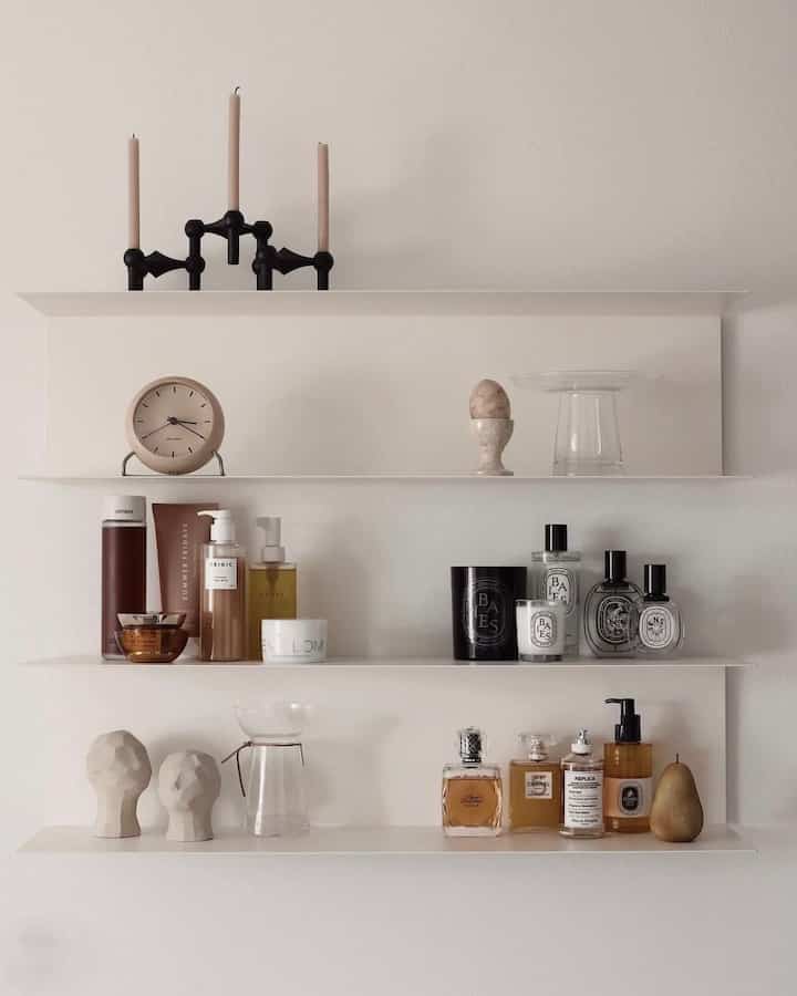 Shelfie 🤎

#rak #shelfinterior #shelfdecoration #shelfie #ikea #ikeashelf #fragrance #homefragrance #perfume #candle #Figure #vase #clock #candleholder #interiorprops