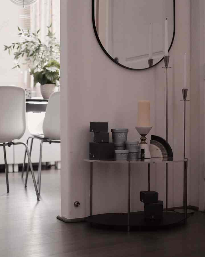 Entrance refresh.


#entrance #entranceinterior #sidetable #candleholder #mirror #diningroom #sideboard #diningchair #ikeachair #ikeamirror #interiorprops #plant #Planterrier #plantinterior 