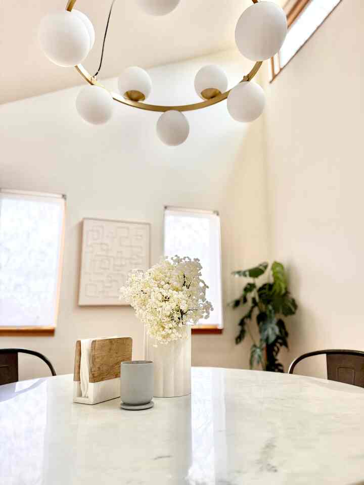 The little white botanical changes the entire room into a spring mood.
#diningtable #diningroom #marble #marbletable #botanical #white #flower #spring