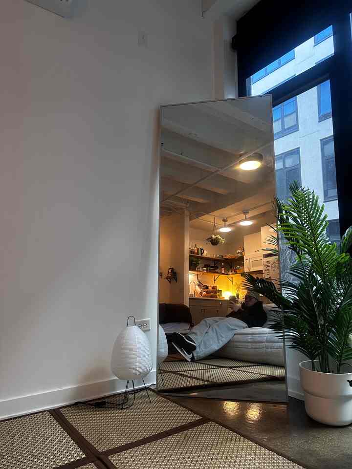 ソファでくつろぎながら家賃を楽しんでいるような感じかな :) #studio #japandi #mcm #interiormirror #ikea #livingroominterior #minimalinterior