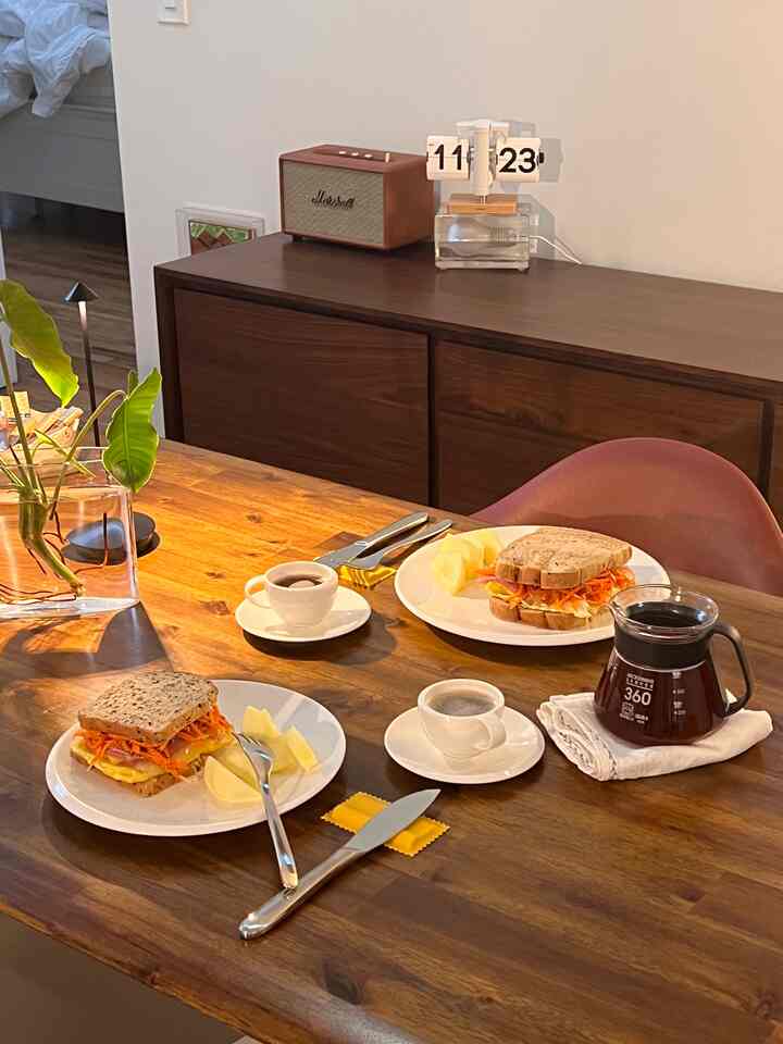 Lazy sunday brunch. Made an egg sandwich and a pot of coffee ☕️
#diningtable #diningroom #diningchair #diningtableinterior #diningtablelighting #tablesetting #brunch #cozy #coffee 